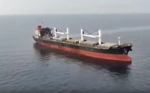 Посольство США: Хуситы похитили моряков с затонувшего сухогруза в Красном море