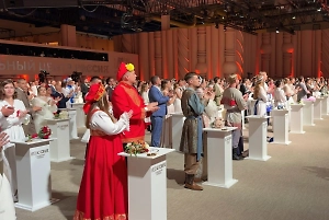 Интернет, работа и грядки: Герои свадебного фестиваля в Москве назвали лучшие места знакомств