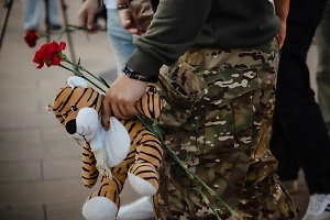 Несут цветы и игрушки: Стихийный мемориал возник в Курске после смертельного удара ВСУ