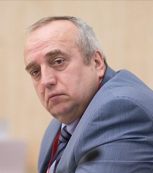 Я уже не говорю про различные атомные электростанции, которые находятся у нас в европейской части. Особенно Смоленск и другие регионы. Удачное мероприятие специальных служб Министерства обороны по поражению этих объектов, производящих ракеты на Украине, было проведено. Конечно, мы будем смотреть дальше, потому что в силу недержания, как говорят наши специалисты по поводу хвастовства украинцев, они эту тему глубоко закопали в новых условиях для того, чтобы под землёй выстроить производство.