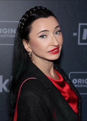 В политической сфере важны невербальные сигналы, которые помогают понять её потенциал. Обратите внимание на позы участников: уверенная, открытая поза — сидят прямо, не скрещивают руки и ноги — говорит о готовности к диалогу и доверии. Если собеседники занимают нейтральные или слегка наклонённые вперёд позиции — это знак заинтересованности и вовлечённости. Жесты: спокойные, умеренные движения руками, отсутствие нервных тиков или агрессивных жестов свидетельствуют о контроле и профессионализме.