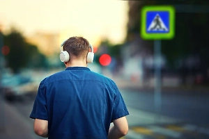 В России хотят штрафовать пешеходов в наушниках или с телефоном в руках