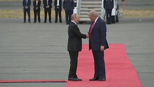 Life.ru публикует видео рукопожатия Путина и Трампа на Аляске