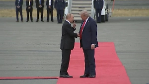 Путин и Трамп обменялись несколькими репликами на красной дорожке в аэропорту
