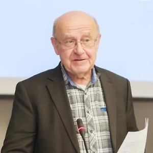 И здесь можно говорить с уверенностью, что в реальности этот астероид не опасен. Потому что минимальное расстояние или максимальное сближение его с Землёй будет что-то около 700 тысяч километров. То есть это примерно в два раза больше радиуса Земли. Этот астероид совершенно точно 17-го числа сблизится с планетой, но промахнётся по ней. 