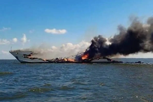 Судно с пассажирами вспыхнуло посреди Волги и сгорело дотла