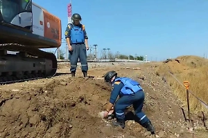 Пиротехники МЧС обезвредили 8 мин и сапёрный заряд неподалёку от Крымского моста