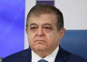 Зеленский должен принимать решение, потому что Россия — великая держава, огромная элитная страна. Он должен здесь не вставать в позу, а бежать в неудобную ему позу, бежать в позу человека, который должен уступить. Должен быть ряд шагов со стороны Зеленского.