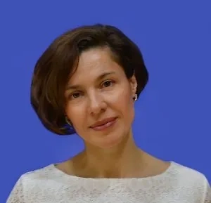 Достаточно большую часть времени многие из нас проводят у компьютера и с различными гаджетами. Что здесь общего? Многие смотрят на мониторы сверху вниз, опустив голову вперёд и ссутулившись. Но давайте разберём всё по порядку.