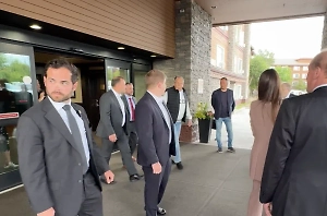 «Империалист»: Путин пошутил над Лавровым из-за свитера с надписью «СССР»