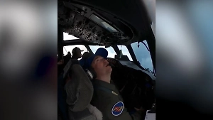 В Сети появились впечатляющие кадры из эпицентра мощного урагана «Эрин»