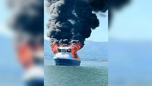 Люди спасались, прыгая в воду: Пассажирский катер загорелся в Приморье