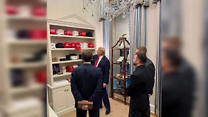 Шляпы власти: Трамп показал Макрону и Зеленскому «музей кепок» в Белом доме