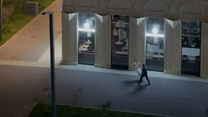 «Я тебе разрешение давал?» Муж одним ударом отправил жену в нокаут и отхватил «люлей» от соседки