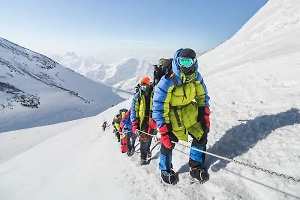 Эвакуационные шаттлы принялись спасать туристов с Эльбруса после схода селя