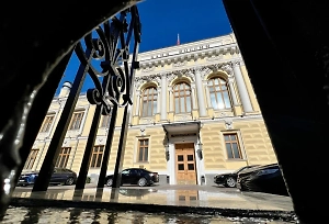 ЦБ снова разрешил инвесторам из недружественных стран покупать валюту в России