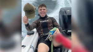 Повезло остаться в живых: Рыбак улыбнулся в камеру после нападения тупорылой акулы