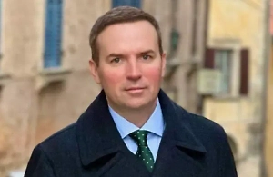 Если удаётся доказать, что лицо не осознавало террористический характер задания (например, думало, что просто передаёт сумку «для полиции»), то можно говорить о невиновности в форме отсутствия умысла. В таком случае состав преступления может быть переквалифицирован или дело прекращено. Если же следствие установит, что человек понимал последствия (например, знал, что это взрыв), но «поддался на уговоры» — тогда вину полностью исключить трудно и возраст/обман могут лишь смягчить приговор, но не освободить.