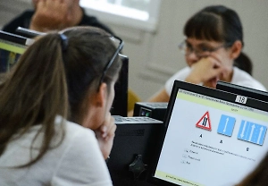 В Госдуме предложили разрешить выдавать водительские права подросткам с 16 лет