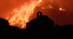 Природные пожары в Черногории дошли до курортов, их тушат с российских вертолётов