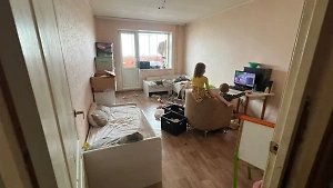 На Урале малышка выпала из окна, пока мать пьянствовала. В итоге из семьи изъяли всех детей