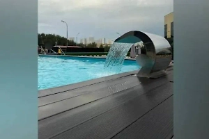 В Москве 12-летнюю девочку за волосы засосало в слив уличного бассейна