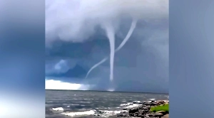 Уникальные кадры опасного природного явления над Ладогой попали на видео