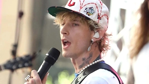 Маму похищали: Рэпер Machine Gun Kelly заявил, что его отец – инопланетянин