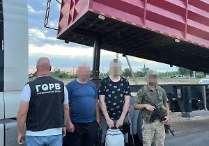 Трое украинцев пытались сбежать в Румынию в гидроцилиндрах грузовой фуры