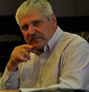 Мы занимались с коллегами в течение многих лет документацией этого диалекта. Есть словарь, который мы составили. В основном большинство слов такие же, как в обычном русском языке. Есть сохранившиеся архаичные слова XIX века, которые из нашего русского языка ушли. Есть заимствования из местных языков, коренных языков Аляски.