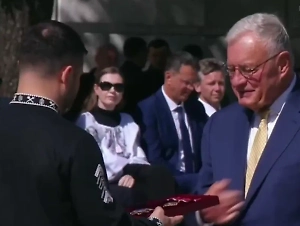 СМИ показали, что вручил Зеленский Келлогу в День независимости Украины