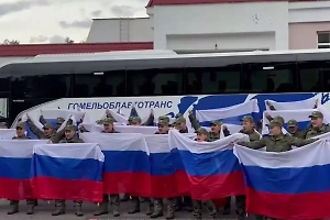 Улыбки и троекратное «Ура!»: Появилось видео с бойцами ВС России, вернувшимися из плена