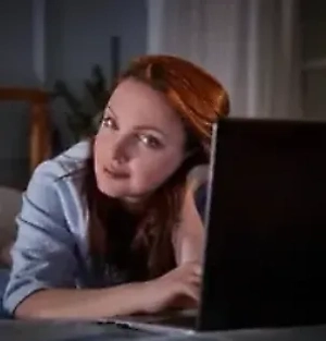 С гневом можно справляться так: дышать в любой ситуации с помощью техник саморегуляции, остановиться и подумать, что именно злит, это случайность или последняя капля. Если высказать или решить ситуацию нельзя — остаётся терпеть. В таком случае важно выплеснуть агрессию через спорт (бокс, плавание, бег, теннис) в сочетании с медитацией — так эффект сильнее.