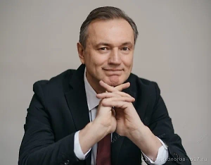 В более зрелом возрасте это ощущение подкрепляется ещё и тем фактом, что большая часть отпусков традиционно берётся именно летом. И тут речь идёт не просто о смене обстановки — это зачастую поездки на море или в горы, что-то романтичное и вдохновляющее. В обычной жизни человек лишён таких ярких моментов: рутина работы или учёбы затягивает в повседневность. А летний отдых становится своего рода наградой за труд — возможностью почувствовать себя свободным, обновлённым.