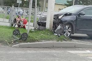 Под Новосибирском автомобиль протаранил женщину с коляской на тротуаре, момент попал на видео