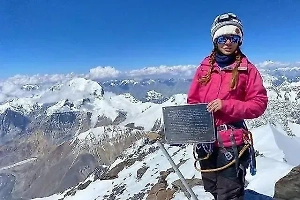 Альпинистка Наговицина попала на видео дрона, который нашёл её на пике Победы. Она махала рукой