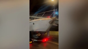 Под мостом в Долгопрудном застряла яхта стоимостью 80 млн рублей