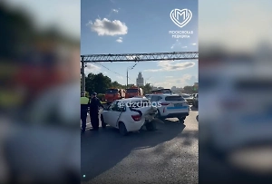 Три авто попали в жёсткое ДТП и разлетелись на части в Москве, есть раненые