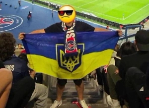Украинца с флагом выперли со стадиона ПСЖ за политическое послание на трибуне