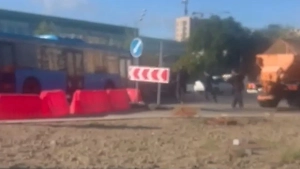 На видео сняли поимку неадеквата с коктейлем Молотова после нападения на полицию в Москве