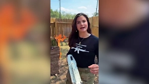 «Я покончу с исламом»: Американка сожгла Коран в предвыборном ролике