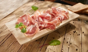 Паразиты завелись в мозгу мужчины из-за его чрезмерной любви к мясу