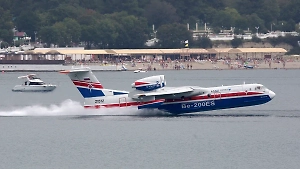 К тушению лесного пожара в Геленджике привлекли самолёт-амфибию Бе-200