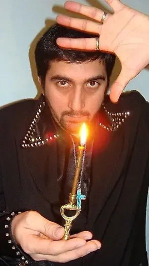 То, что происходит вокруг Товстика, — это не просто измена, а прямое вмешательство магических практик. Здесь налицо мощный любовный приворот, относящийся к красной магии, и в его поле чувствуется присутствие чёрных энергий. Такие воздействия никогда не проходят бесследно: человек теряет собственную волю и становится марионеткой чужих желаний.