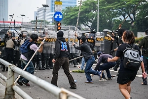 Российская журналистка пострадала во время массовых беспорядков в Джакарте