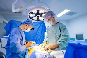 Подорвавшегося на мине в курском приграничье оператора ВГТРК оперируют хирурги из Москвы