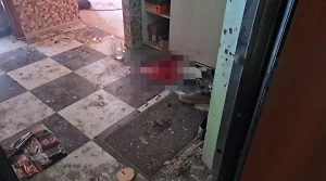 Разбитые стёкла и лужа крови: Life.ru публикует видео из квартиры в Туле, где пьяный уголовник взорвал гранату