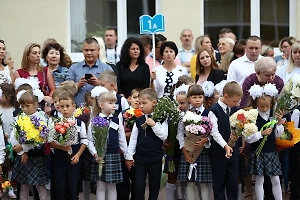 Не краснеть за себя и ребёнка: Правила этикета для родителей на линейке 1 сентября