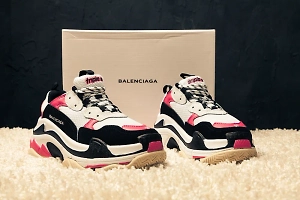 Переобулась: Проститутка стащила у клиента кроссовки Balenciaga и сбежала