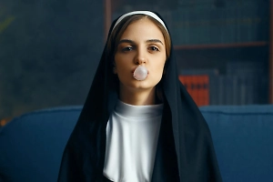 «Явное неуважение»: В РФ призвали запретить продажу костюмов монашек и священников в секс-шопах